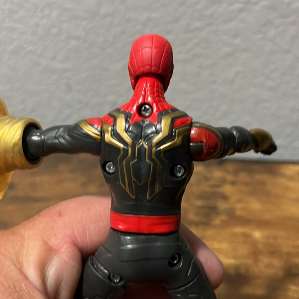 Spider-Man Action Figure with Red and Gold Suit - Picture 6 of 8